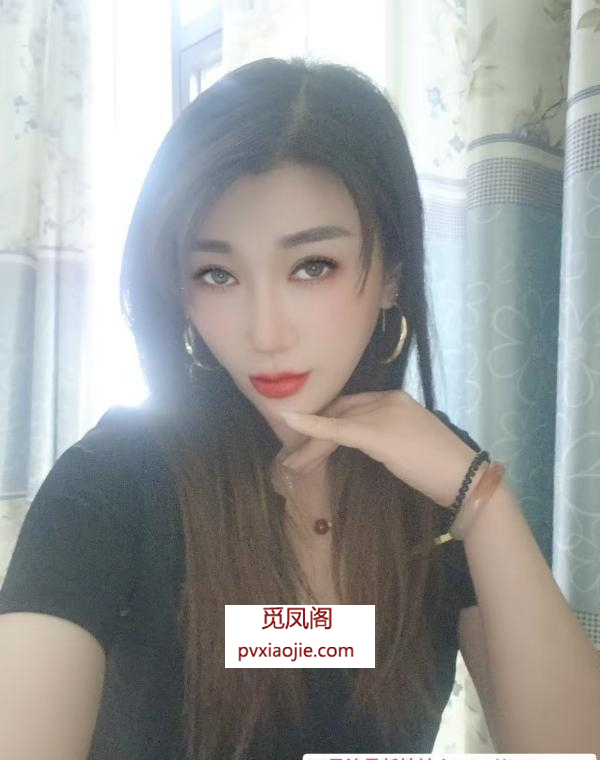 淫荡骚妇玩花活