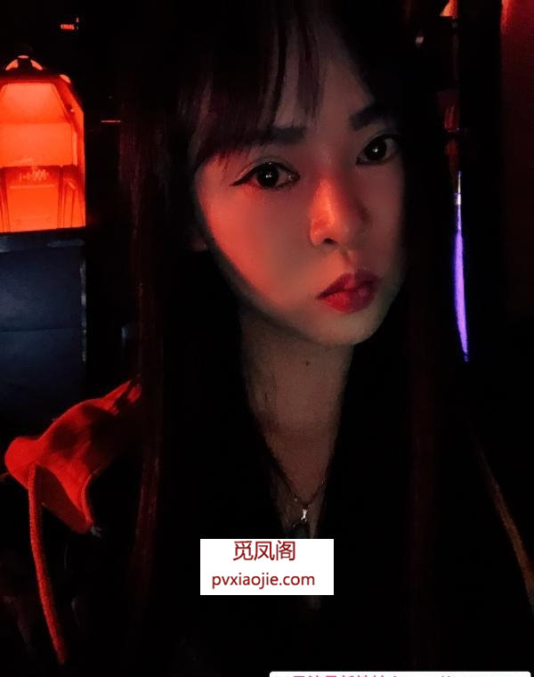 身材娇小大胸妹子